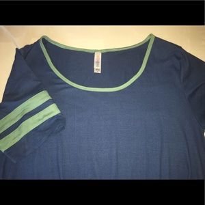 Lularoe Size M perfect T