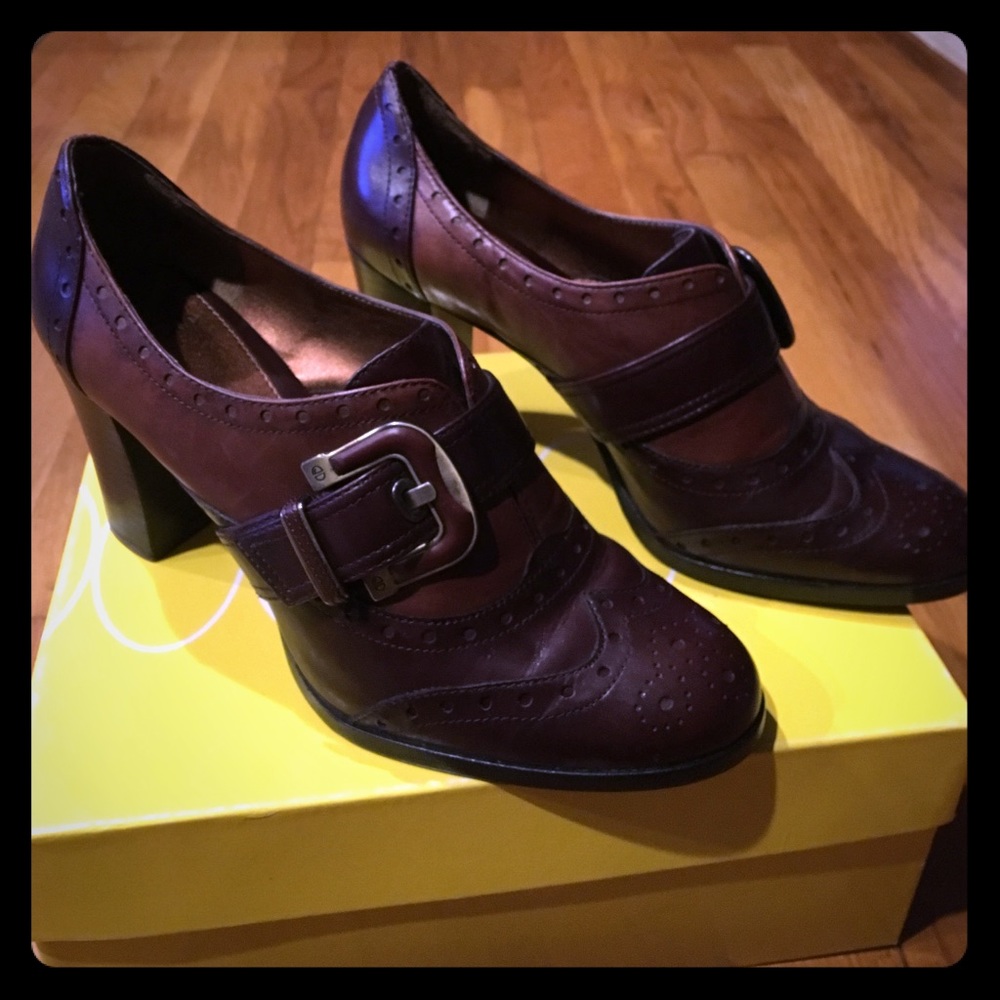 Circa Brown Oxford type Heels