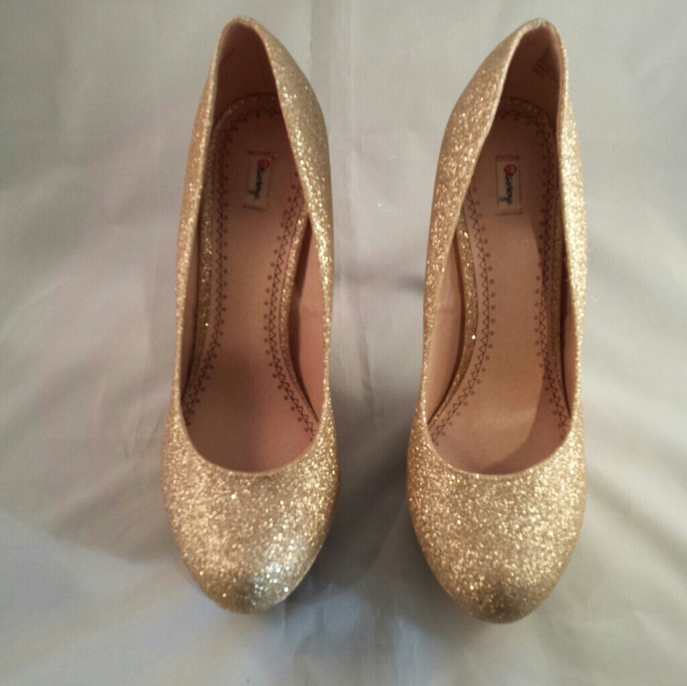 Olsenboye Gold Glitter Platform Pumps
