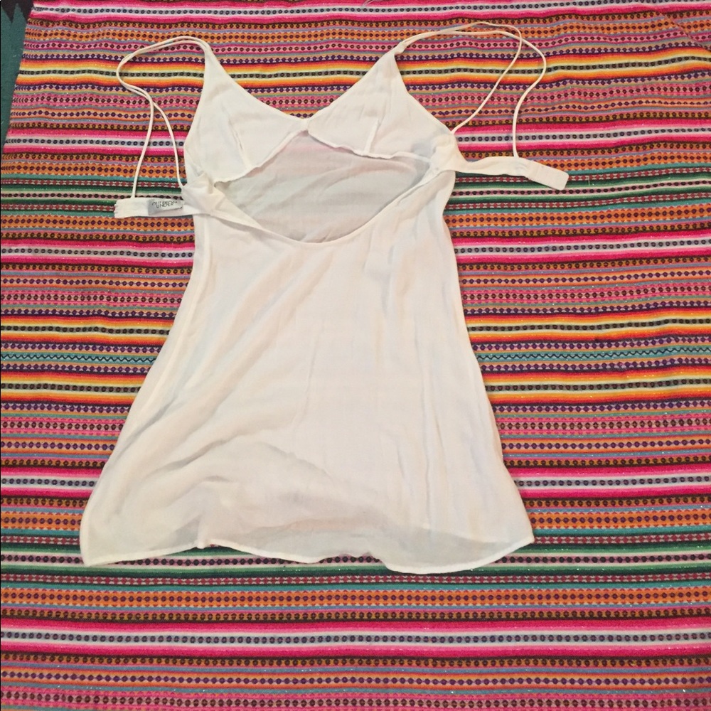 Little white, low-back dress! - Picture 2 of 3