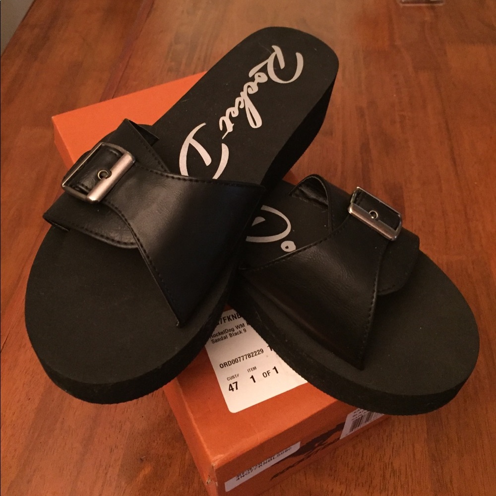 Rocket dog size 9 sandals
