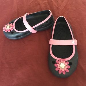 Toddler Girls size 6 Crocs cute flowers shoes