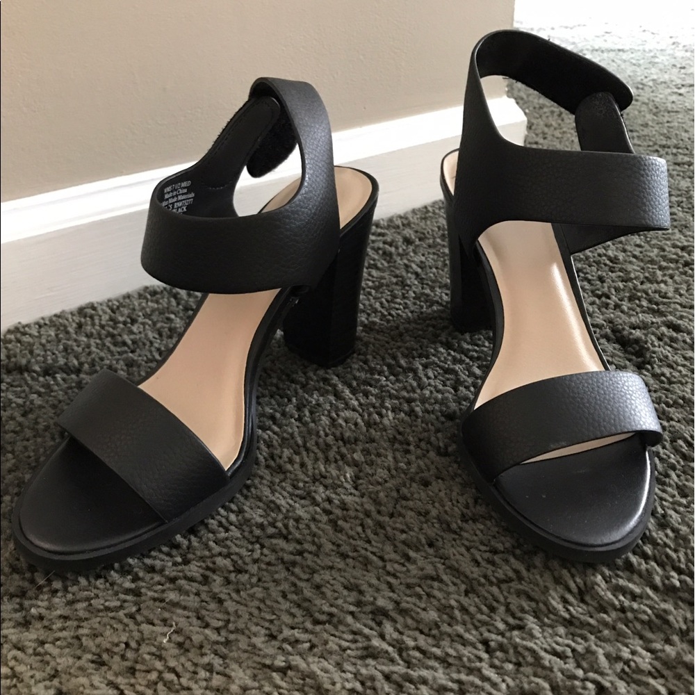 Black wedge shoe