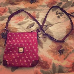 Dooney and Bourke Crossbody ❤️