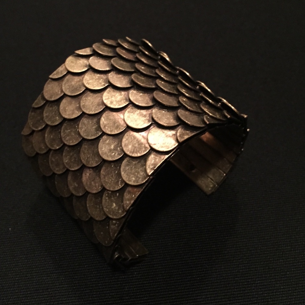 Metal scale cuff