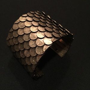 Metal scale cuff