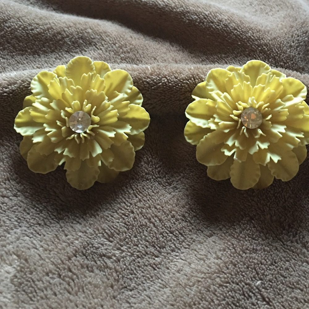 Vintage yellow flower clip on earrings rhinestone