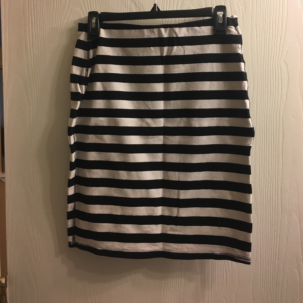 Old Navy. Size small. Black and cream skirt.