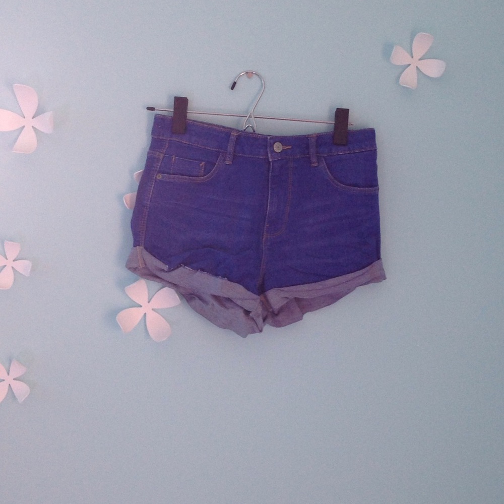 Blue jean shorts.