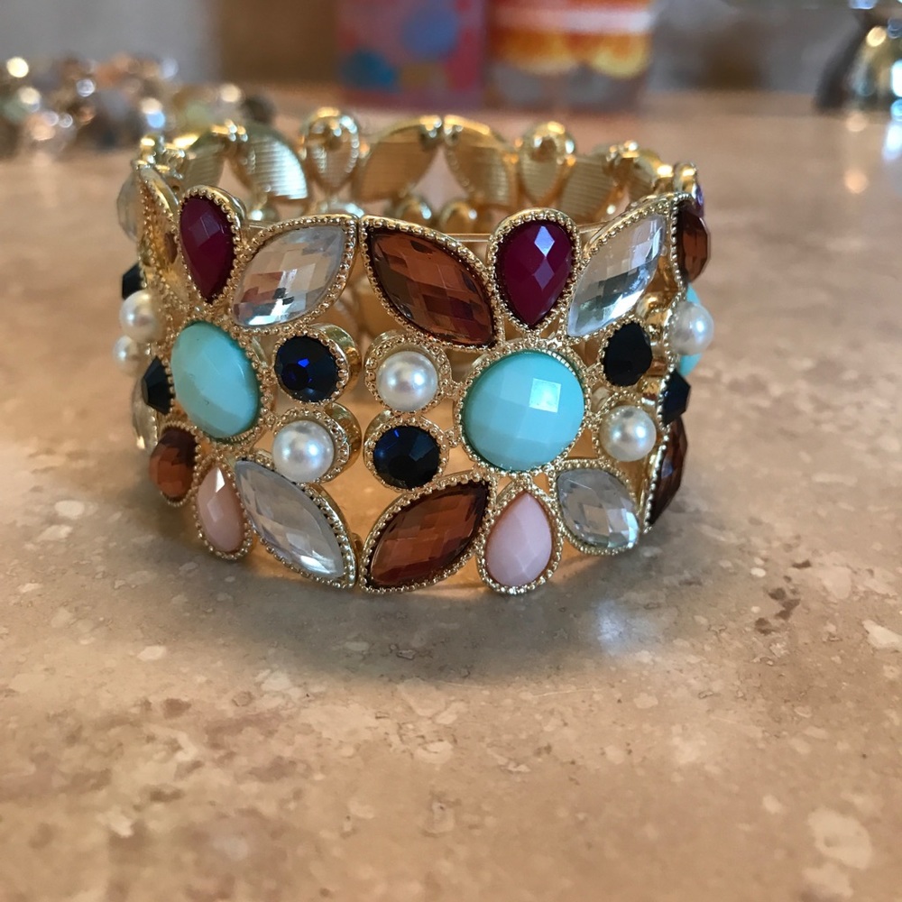Stretchy gold and gem bracelet