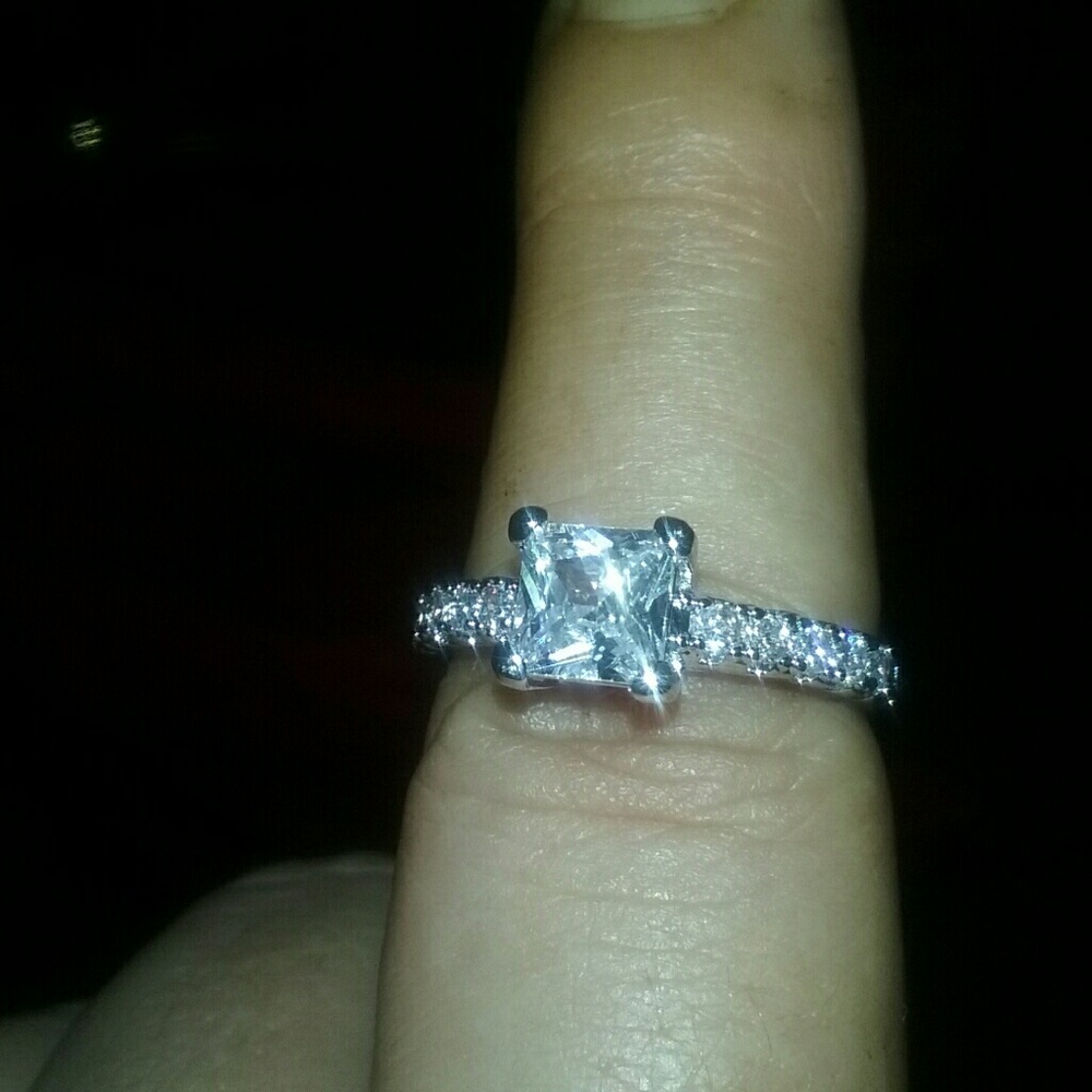 Engagement ring - Picture 2 of 4