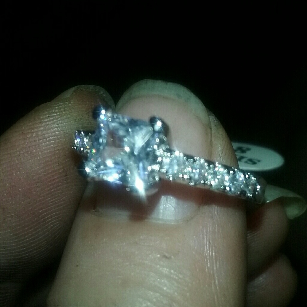 Engagement ring - Picture 3 of 4