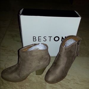 Beston taupe size 8. 1/2 ankle boots