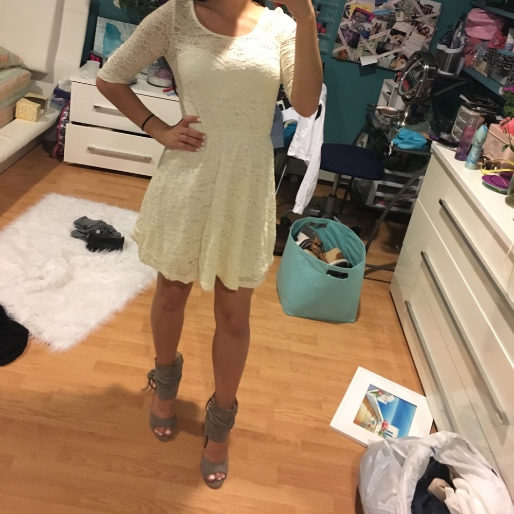 Quarter sleeved flowy, lace dress
