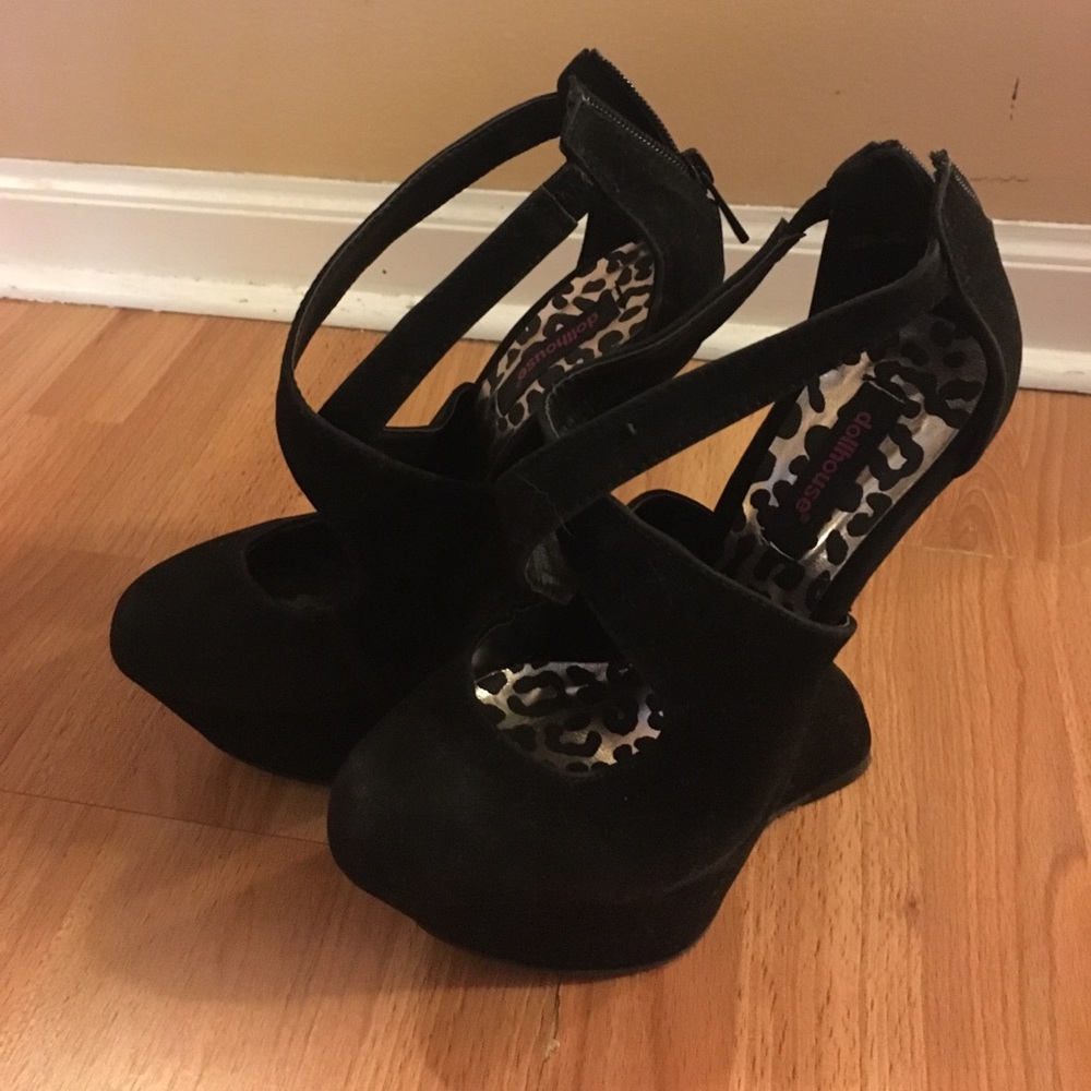 Dollhouse. Size 6. Heals. Black.
