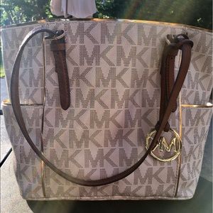 🎉Price drop🎉 Authentic Michael Kors handbag