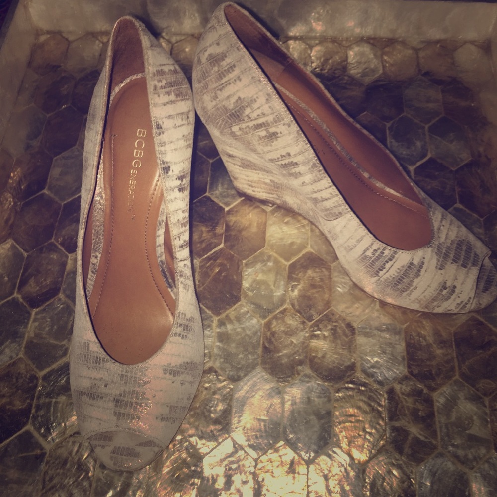 BCBGeneration white and silver metallic wedges