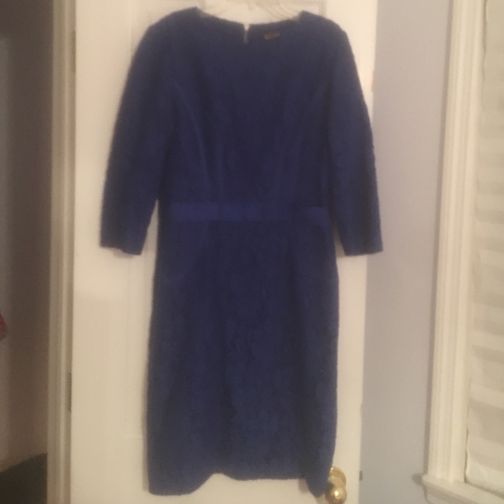 Fitted lace dress with 3/4 sleeves.