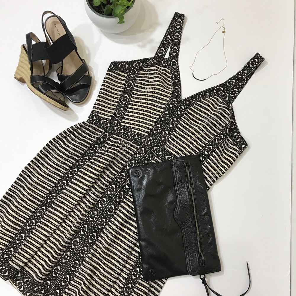 BCBG Maxazria v-neck pleated sleeveless Dress sz 8