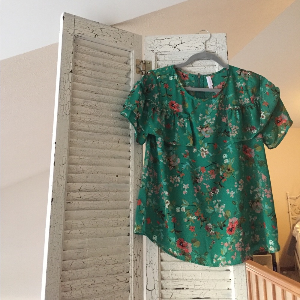 A target xhilaration green top