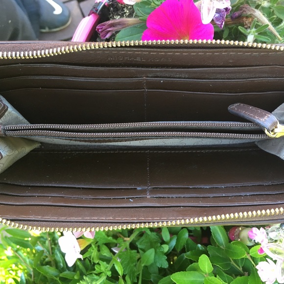 Authentic Michael Kors wallet - Picture 3 of 3