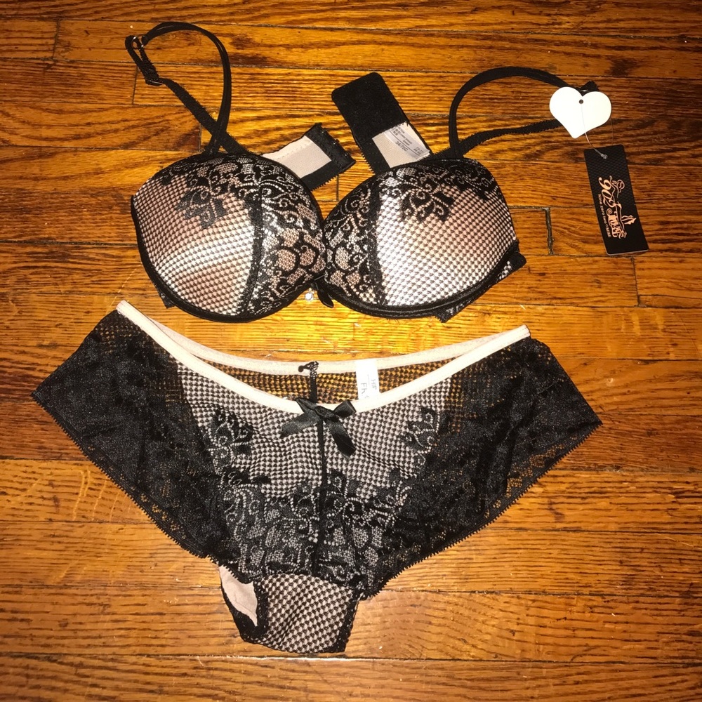 HOT DROP 🎉 Matching Bra and Undies 🎉