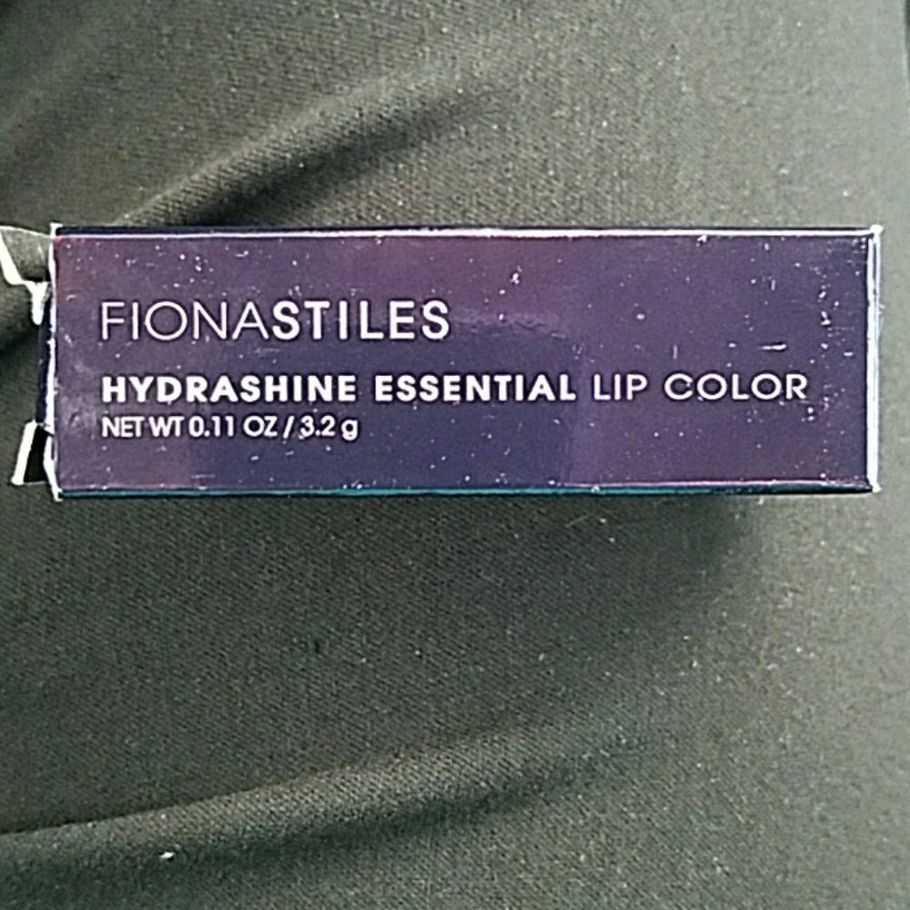 Fiona stoped hydrazine essential lip color