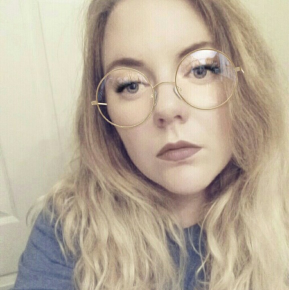 Meet your Posher, Nicole - Picture 3 of 4