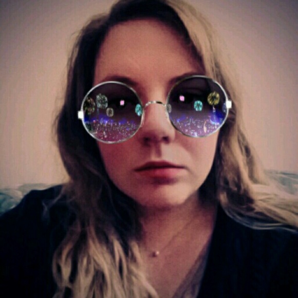 Meet your Posher, Nicole - Picture 2 of 4