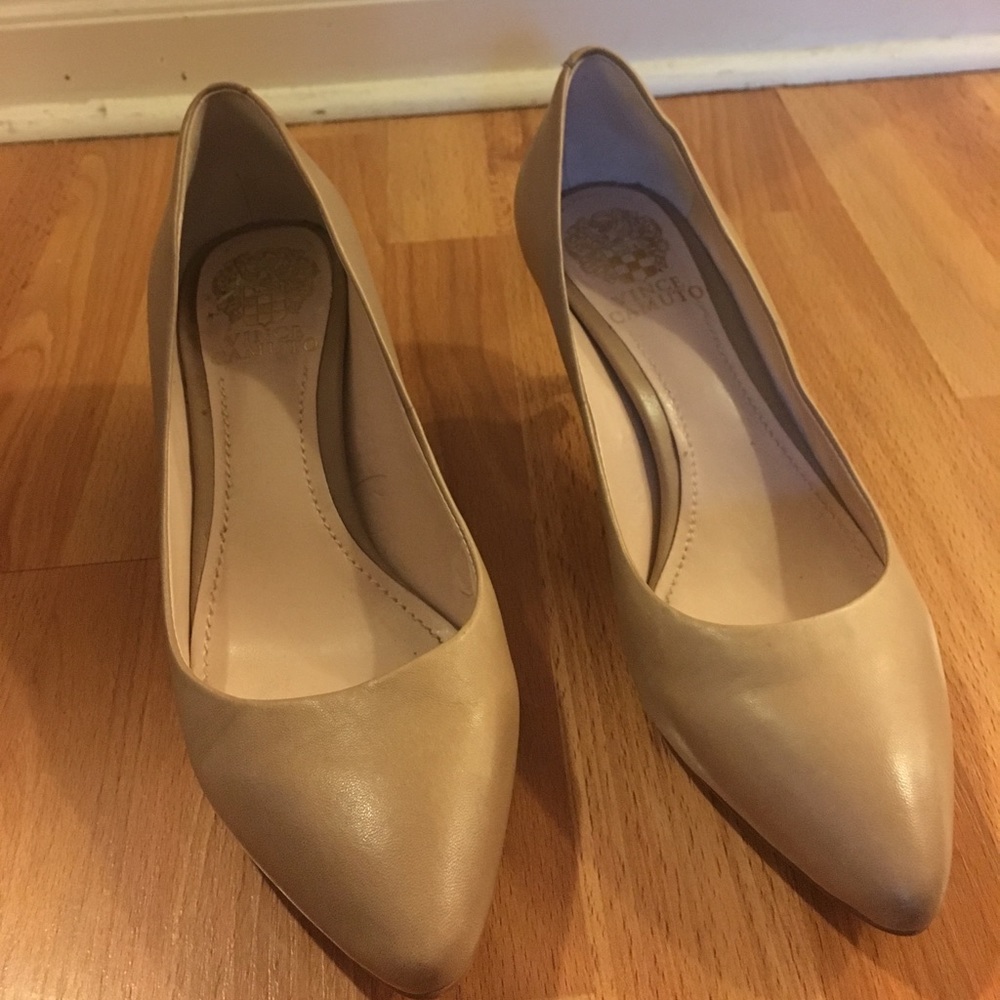 Vince Camuto. Size 6. Nude  heals.