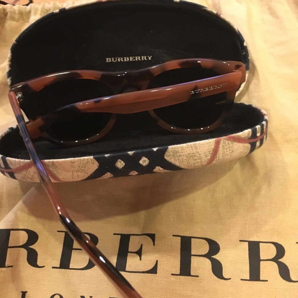 NWOT Burberry Side Logo Tortoise Sunglasses WBCASE