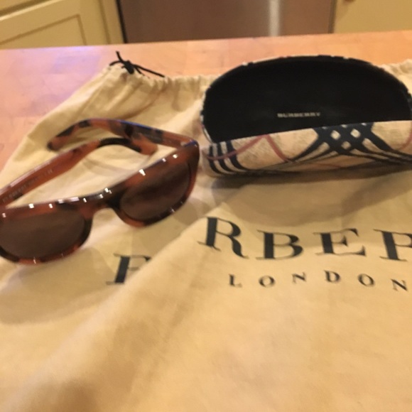 NWOT Burberry Side Logo Tortoise Sunglasses WBCASE - Picture 3 of 8