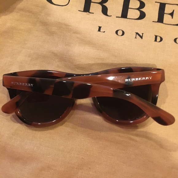 NWOT Burberry Side Logo Tortoise Sunglasses WBCASE - Picture 7 of 8