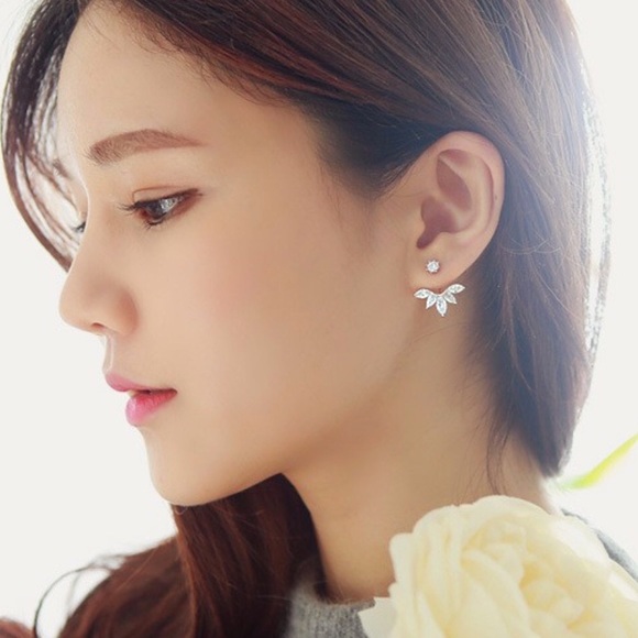 ❄️SALE❄️Gold & Crystal Leaf Earrings w/ Ear Jacket - Picture 4 of 6