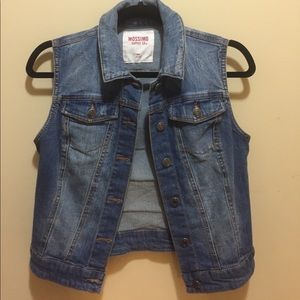 Sleeveless jean jacket😍