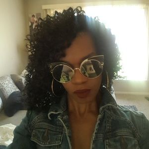 Meet your Posher, Monique