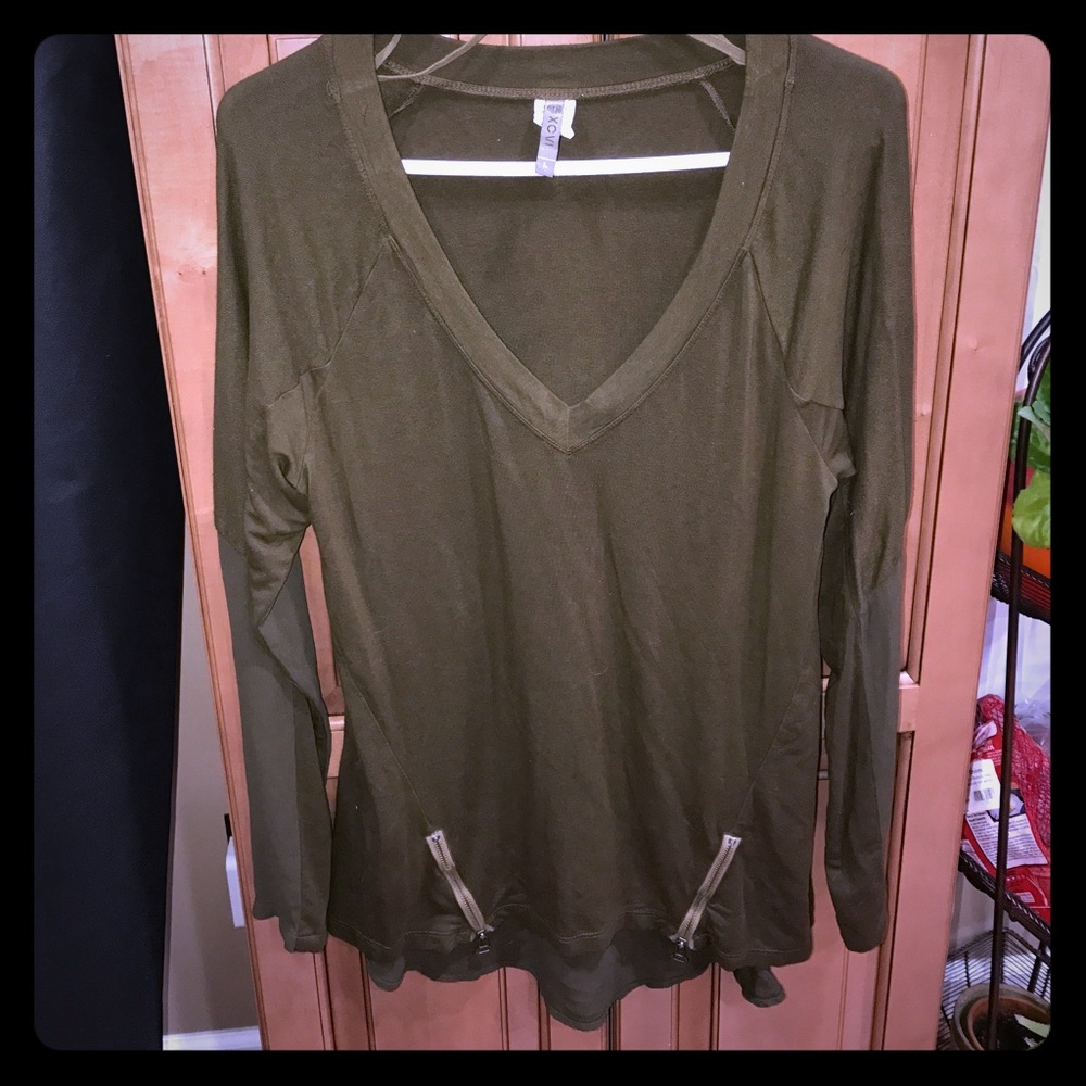 XCVI Large Olive Green V neck