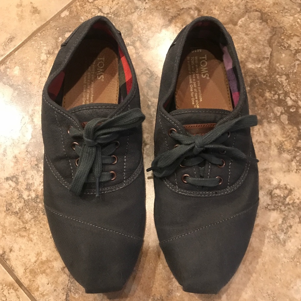 TOMS Men's 10 Gray Lace Ups EUC