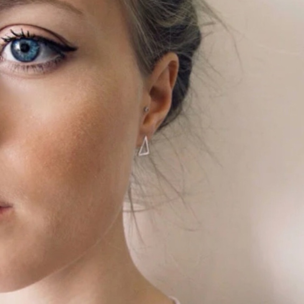 Last 1! šMinimalist Triangle Earrings - Picture 2 of 4