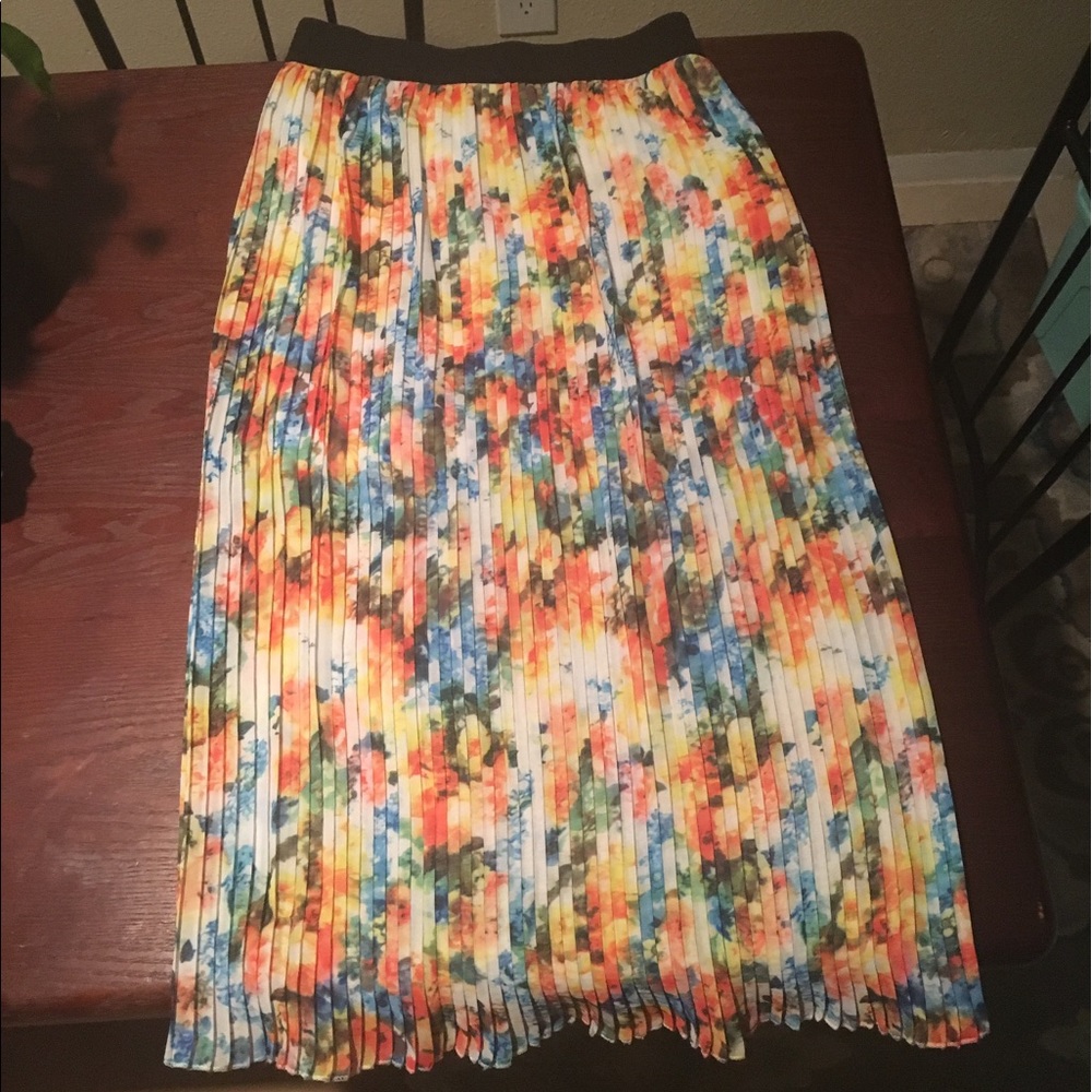 Floral pleated midi skirt