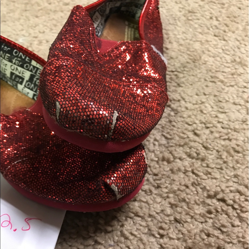 Size 2.5 red glitter toms.  Wizard of oz. Dorothy