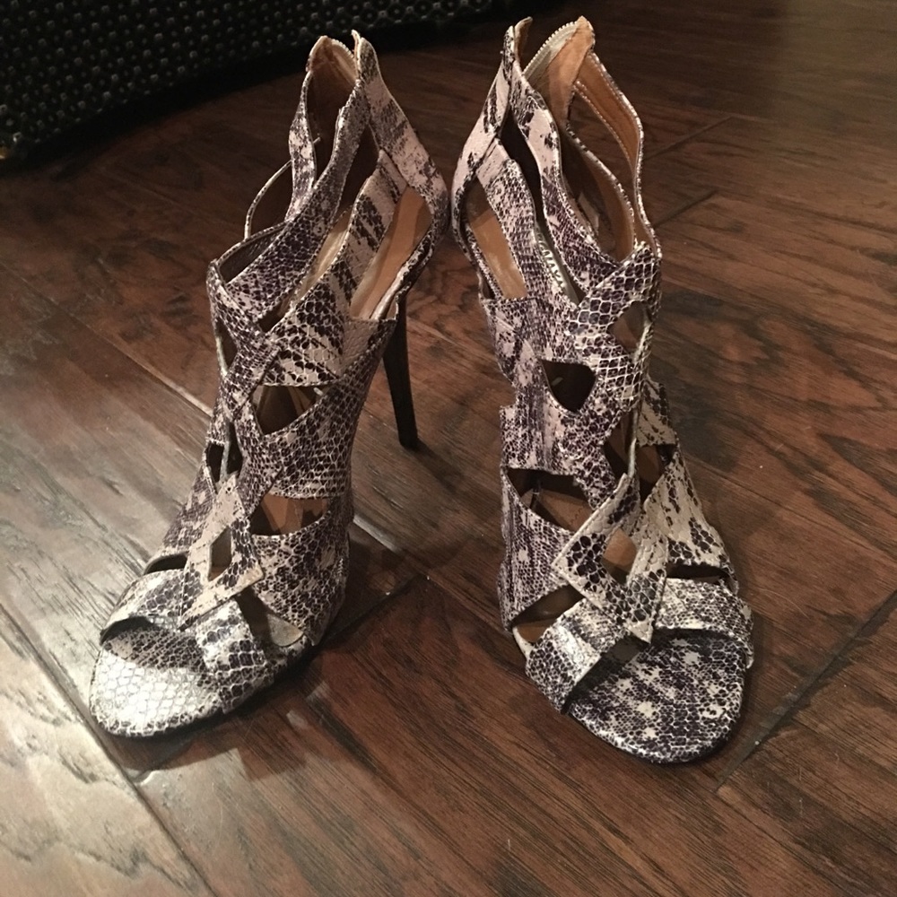 Worn once! BCBG black/white snakeskin heels Sz 9