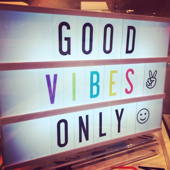 ✌🏻💕✨Meet your Posher, Elizabeth - Picture 2 of 2