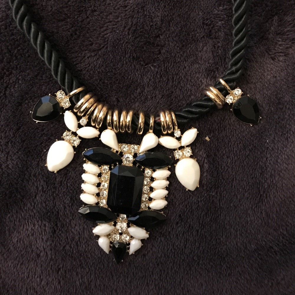 Black and white detailed necklace