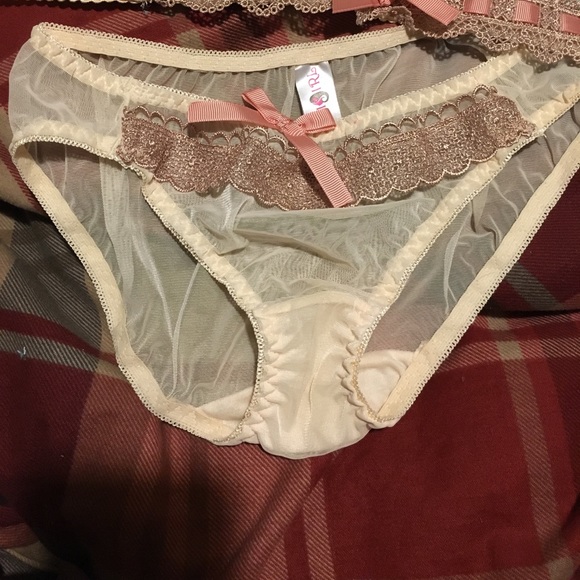Matching bra and panty set - Picture 2 of 3
