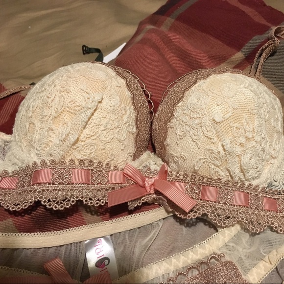 Matching bra and panty set - Picture 3 of 3