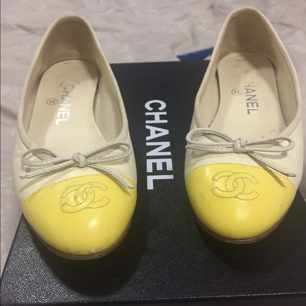 Chanel white-yellow leather cap toe flats - Picture 1 of 2