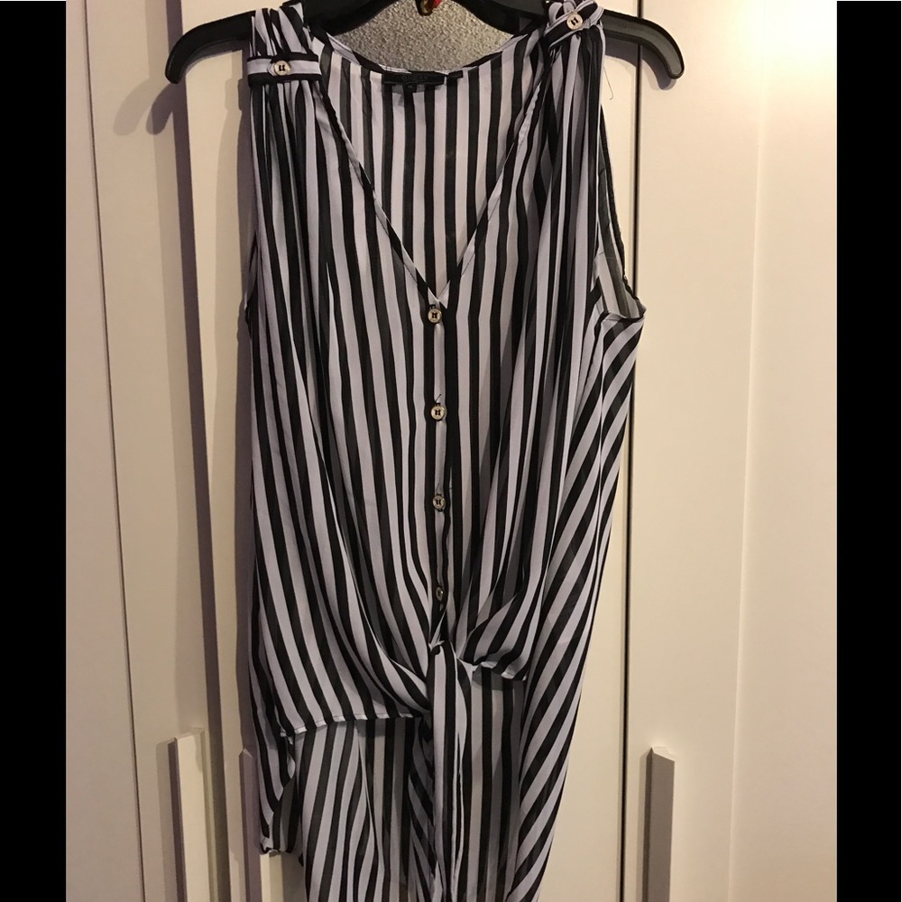 GUESS black/white dressy top!