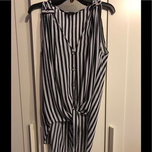 GUESS black/white dressy top!