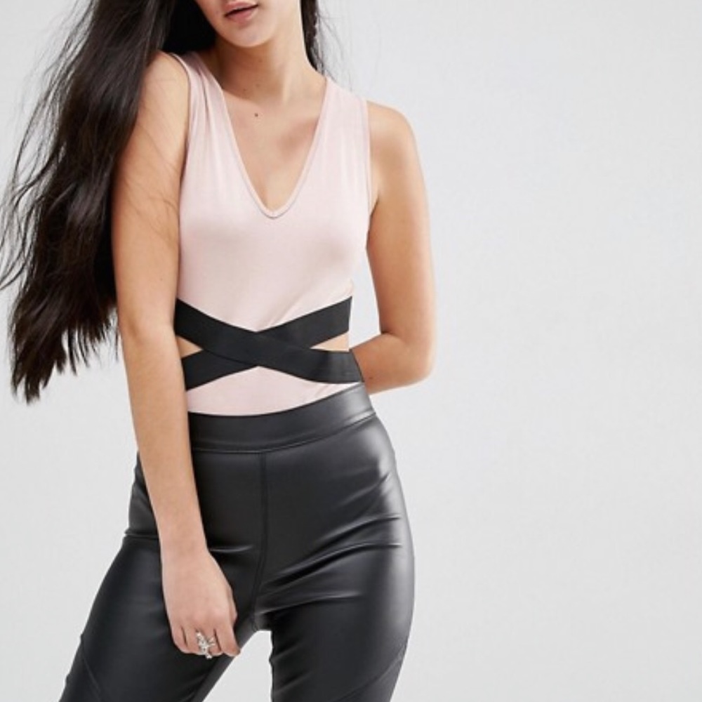 ❤️On trend NWT Cut out pink body suit